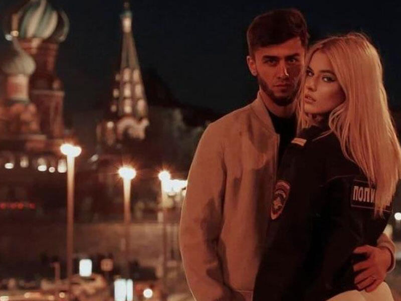 Sevgilisi ilə küçənin ortasında intim əlaqəyə girən GƏNC GÖRÜN KİM İMİŞ