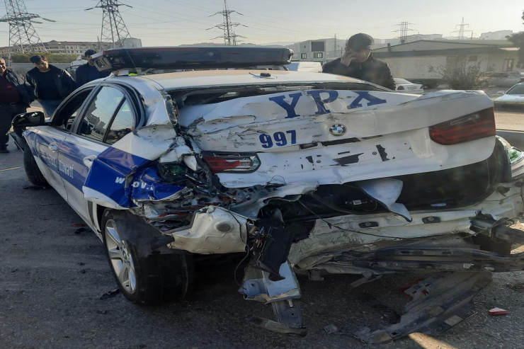 Yük avtomobili polis maşınını əzdi - VİDEO