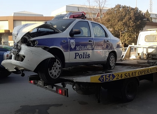 В Гяндже полицейская машина врезалась в магазин: есть погибший и пострадавший - ОБНОВЛЕНО + ФОТО