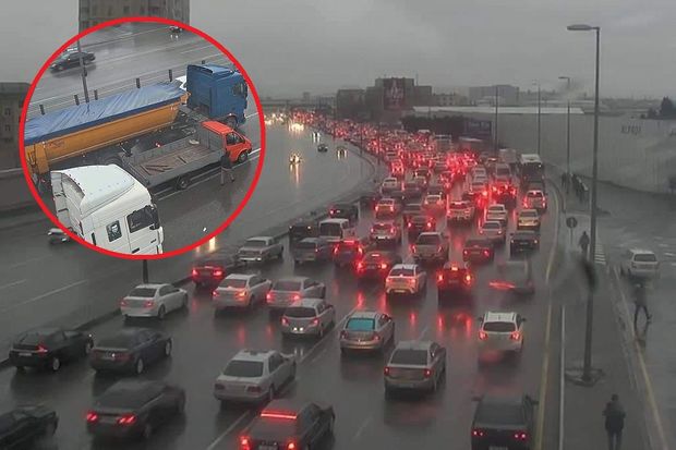Yük maşınları qəza törətdi: Avtobusların intervalında gecikmələr var - FOTO