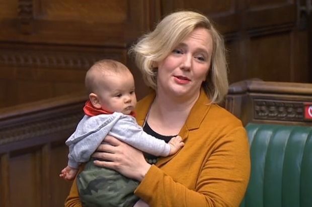 Britaniyalı deputat südəmər oğlu ilə işə gəlmək hüququ tələb edir - FOTO