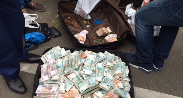 İş adamı külli miqdarda valyutanı ölkədən çıxartmaq istədi