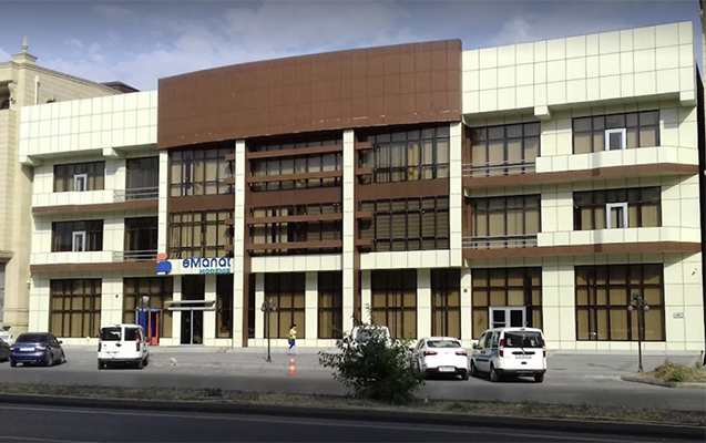 27 yaşlı qız “eManat”ın qarşısında özünü yandırmaq istədi - Yenilənib