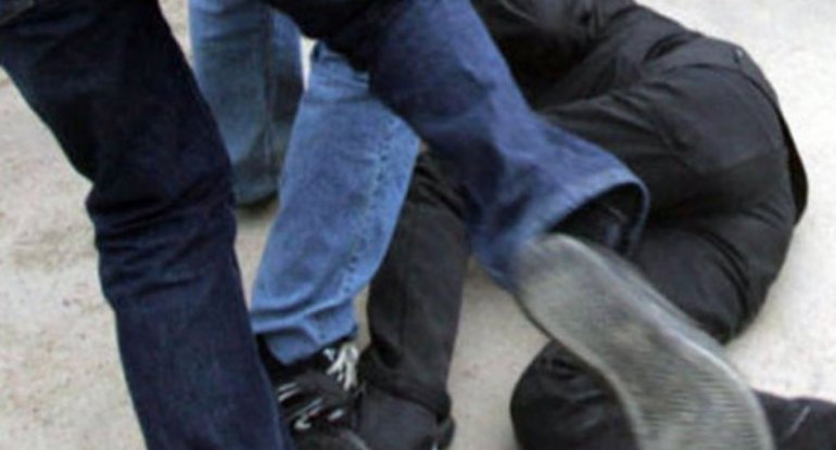 Bakıda əlbəyaxa dava zamanı oğlana üç bıçaq zərbəsi vurulub