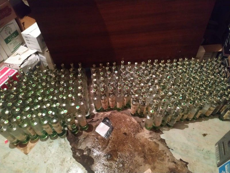 Bakıda mağazada çox sayda saxta spirtli içkilər aşkarlandı - FOTO