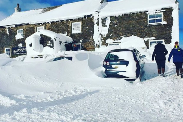Güclü qar səbəbindən insanlar üç gündür “pub”dan çıxa bilmir - FOTO