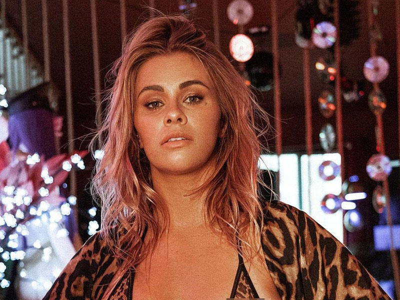 Qaydasız döyüş üzrə seks simvolundan heyrətamiz FOTOlar