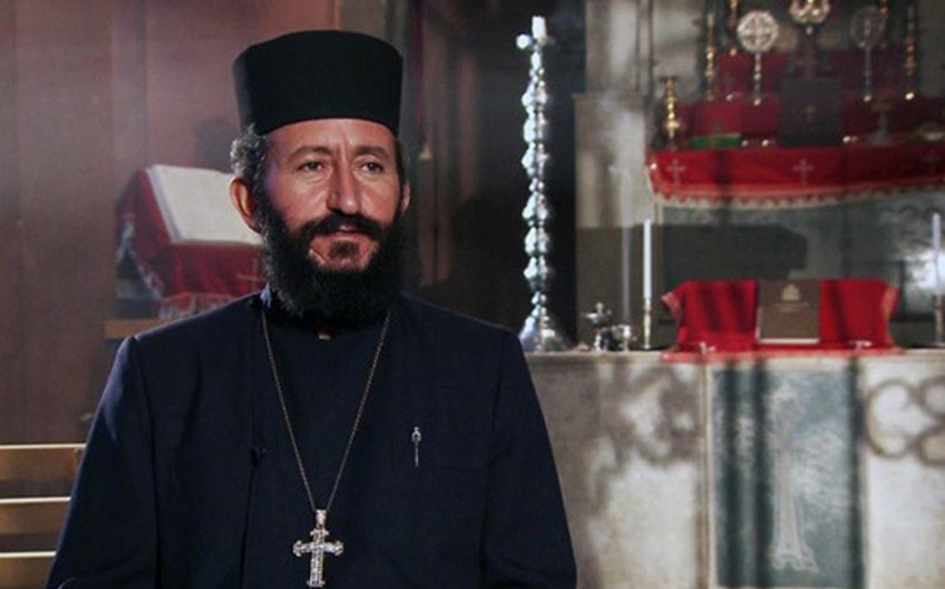 Ermənistanda transgenderə qarşı çıxan keşiş işdən çıxarılıb