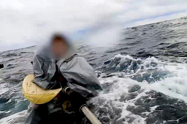 Qayığı çevrilən kişi 22 saat açıq dənizdə qaldı - VİDEO