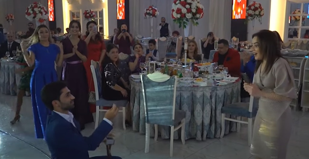 Azərbaycanlı gənc toyda sevdiyi qıza qeyri-adi evlənmə təklifi etdi – VİDEO