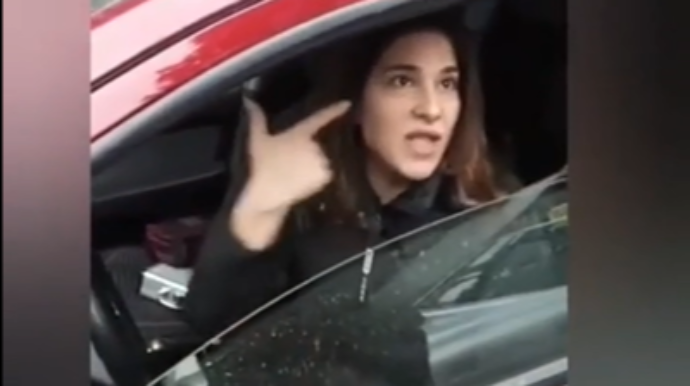 Bakıda yolu kəsən qadın sürücü ətrafdakıları söyüşlə təhqir etdi - +18 VİDEO