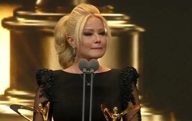 İki mükafat qazanan Müge Anlı göz yaşlarına boğuldu - Video