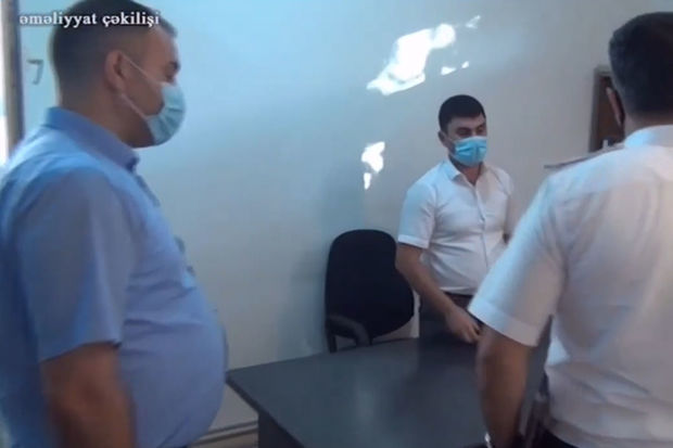 Rüşvət alarkən saxlanılan məmurlara hökm oxundu - VİDEO