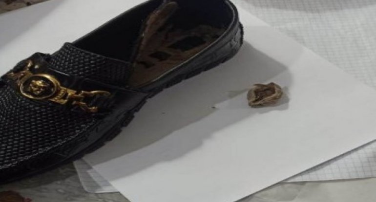 Ata həbsdə olan oğluna ayaqqabının içərisində narkotik ötürmək istədi