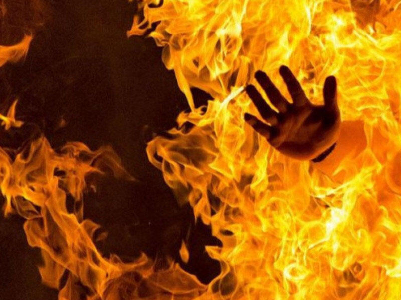 В Баку 20-летний парень пытался поджечь себя в метро