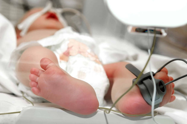 Bakıda koronavirus xəstəsi olan ana süni nəfəs aparatına qoşulu halda uşaq dünyaya gətirdi - FOTO