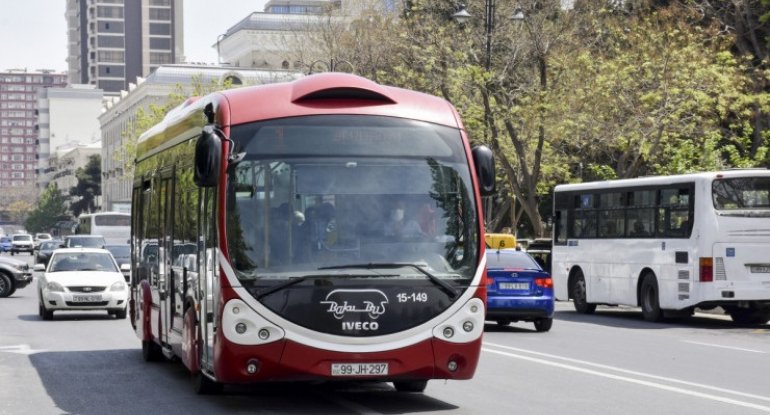 Bakıda avtobusda qadını döydülər