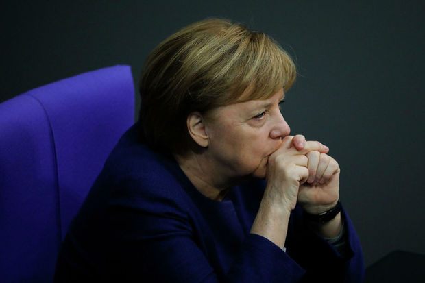 В Польше Меркель поставили в один ряд с Гитлером и Геббельсом - ФОТО