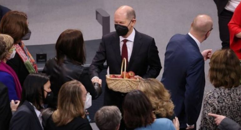 Almaniyanın yeni kansleri Olaf Şultsa qeyri-adi hədiyyə