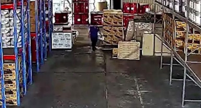 Müdirin danladığı qadın iş yerini partlatdı  - FOTO