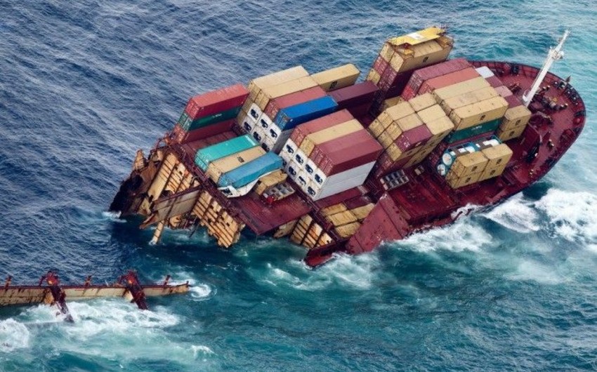 Çində yük gəmisi qəzaya uğrayıb, 4 nəfər ölüb