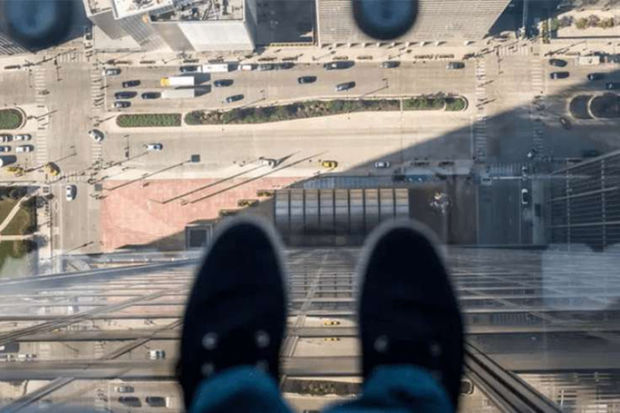 Bakıda kişi özünü binadan atdı