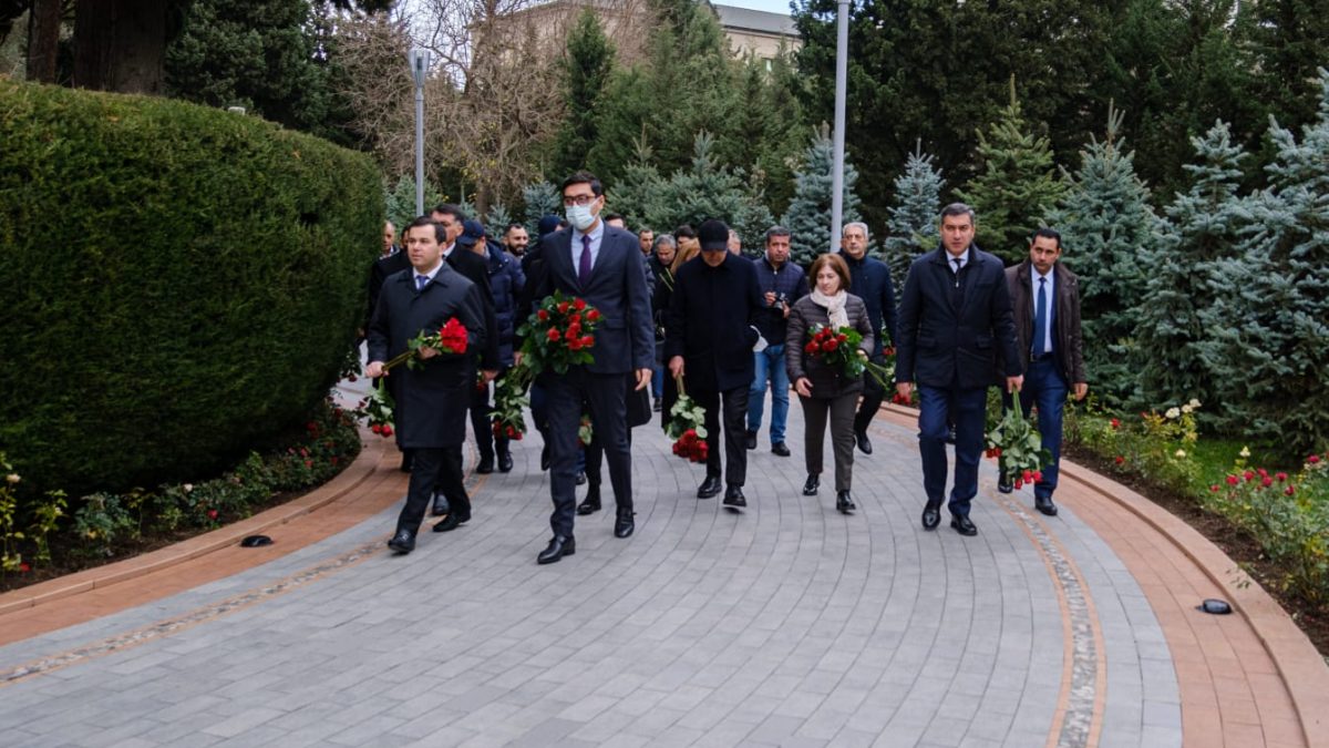 GƏNCLƏR VƏ İDMAN NAZİRLİYİ VƏ GƏNCLƏR FONDUNUN NÜMAYƏNDƏLƏRİ ULU ÖNDƏRİN XATİRƏSİNİ ANIBLAR