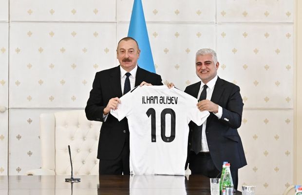 İlham Əliyevə “Qarabağ”ın forması hədiyyə edildi - FOTO