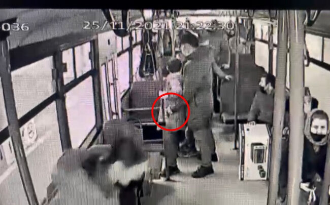 Bakıda qadının avtobusda 15 minlik qızılını belə oğurladılar - ANBAAN VİDEO
