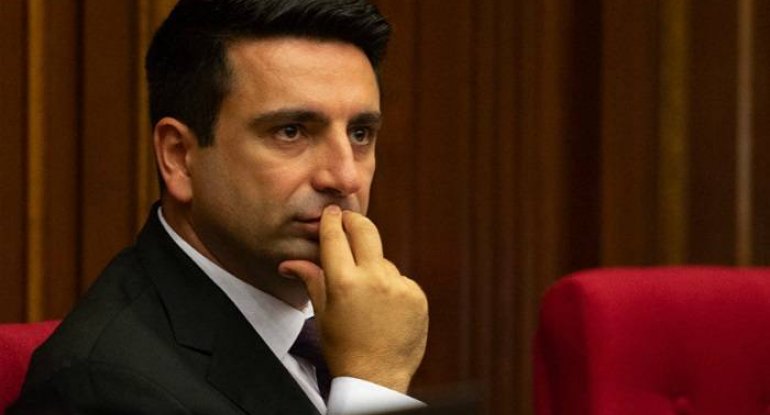 İki müxalifət partiyası parlament sədrinin yerinə gəlməyə çalışır - Qalmaqallı videodan sonra