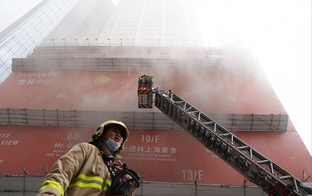 Honqkonqda ticarət mərkəzində yanğın, 500-ə yaxın insan köməksiz qaldı - Video
