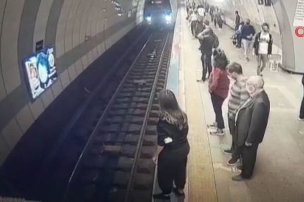 Özünü qatarın altına atan qadın sağ qaldı – ANBAAN VİDEO