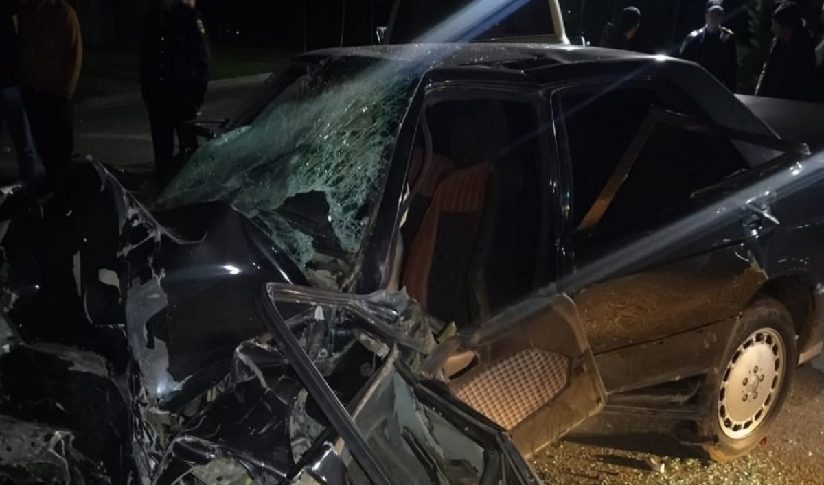 Ağstafada avtomobil ağaca çırpılıb, 19 yaşlı oğlan ölüb, 2 nəfər xəsarət alıb