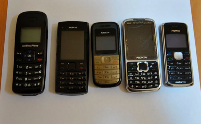 Həbsdə olan oğluna beş telefon vermək istəyərkən tutuldu