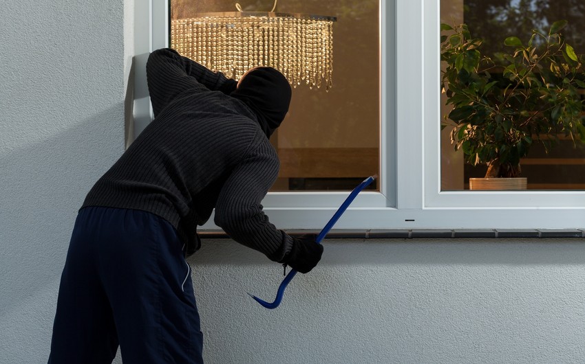 Bakıda evdən 50 min manat oğurlanıb