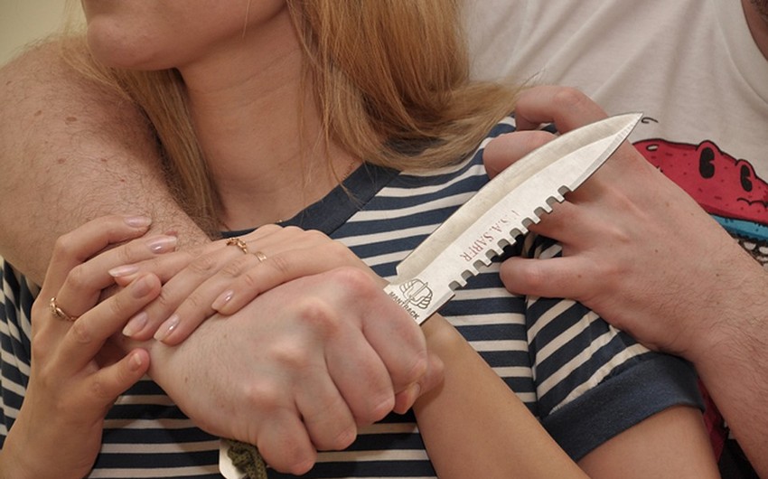 Abşeronda kişi arvadının başını kəsərək öldürüb, oğluna xəsarət yetirib