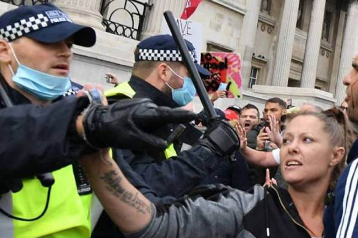 KİV: İngiltərədə etiraz aksiyasında bir neçə polis xəsarət alıb