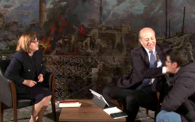 Türkiyədə jurnalist canlı efirdə müxbiri şillələdi - Video