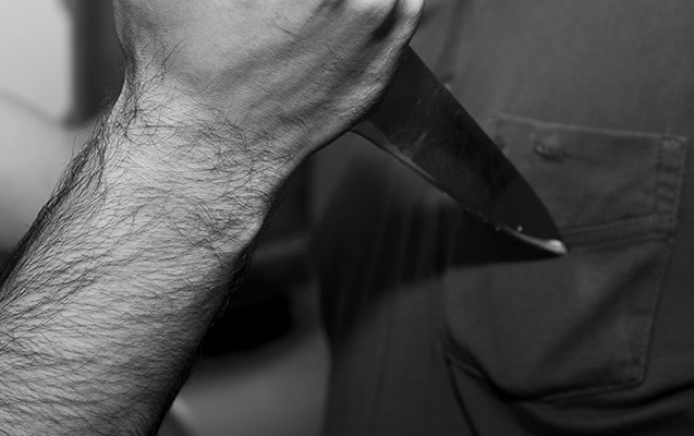 74 yaşlı qonşusunu binanın qarşısında öldürdü