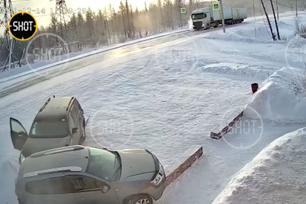 Yük maşını iki minik avtomobilinə ciddi zərər vurdu – VİDEO