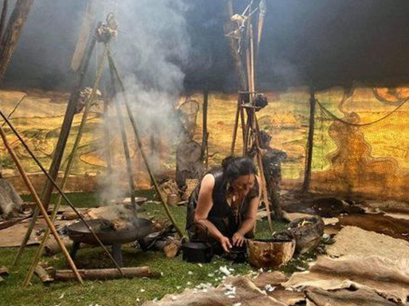 Yolda ölmüş heyvanların əti ilə qidalanan “mağara qadını” hər kəsi təəccübləndirdi - FOTO