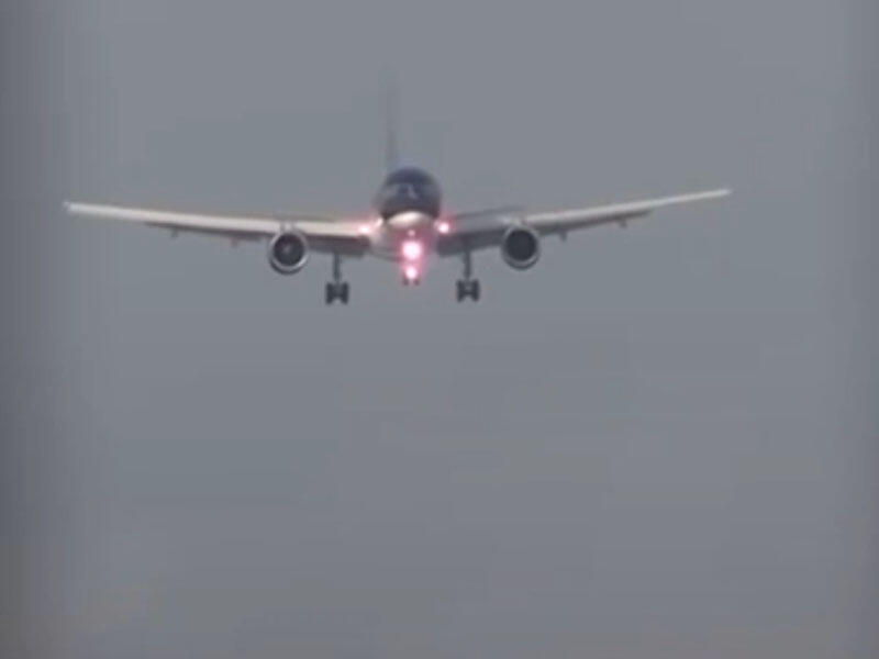 Azərbaycanlı pilotun şücaəti: əlverişsiz havada təyyarəni görün necə endirdi - VİDEO