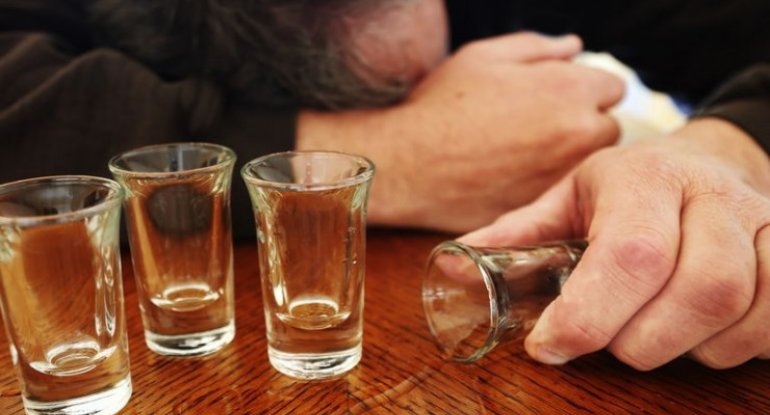 Bakıda içkidən zəhərlənən kişi öldü