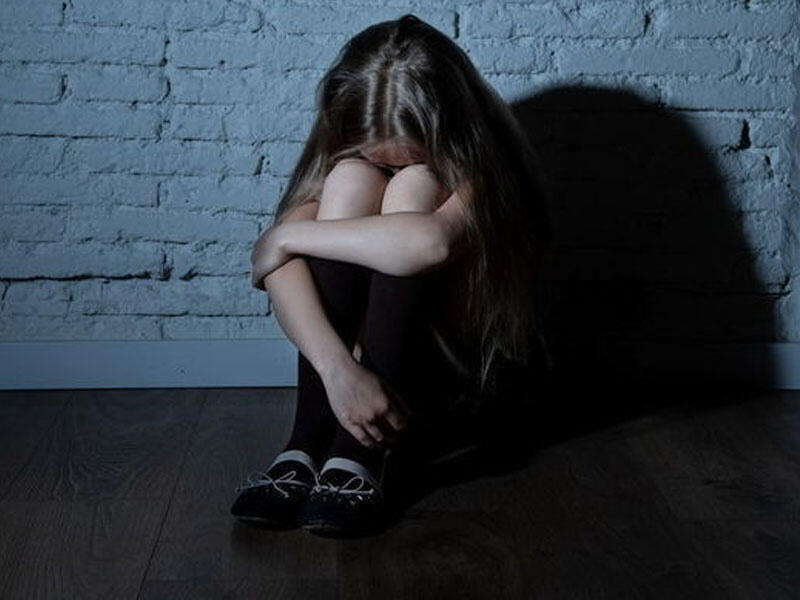 Din xadimi 3 qızı 10 il ərzində zorlayıb - Faktlar ölkəni qarışdırdı