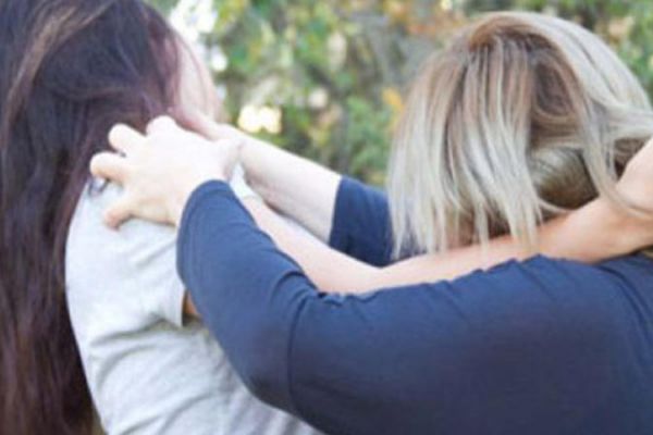 Polis İdarəsində BİABIRÇILIQ! Rəisin arvadı ərinin “məşuqə”sinə çəkiclə hücum çəkdi (FOTO)