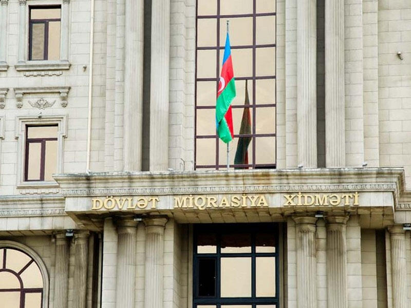 Dövlət Miqrasiya Xidmətinin əməkdaşlarının maaşı artırıldı