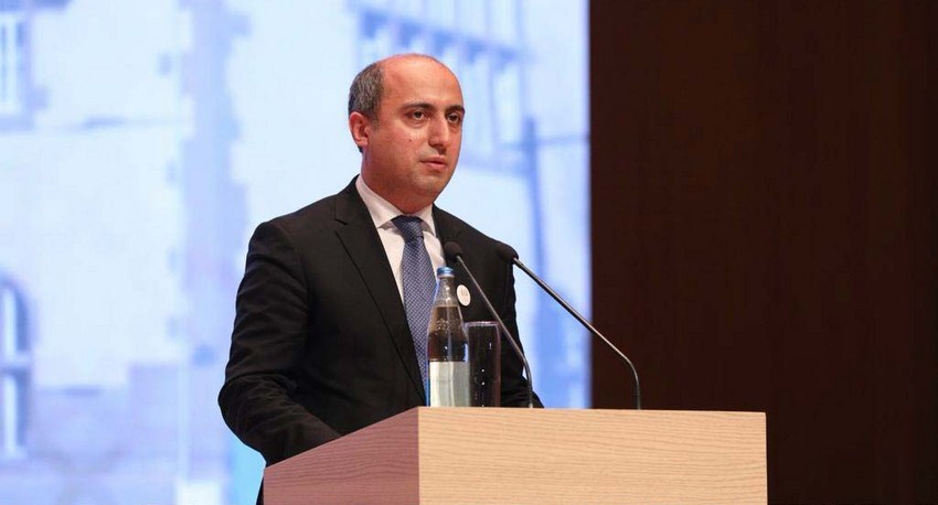 Emin Əmrullayev: “Təəssüf ki, bir çox hallarda məktəblərdə inzibatçılıq, təsərrüfatçılıq pedaqoji fəaliyyəti üstələyir”