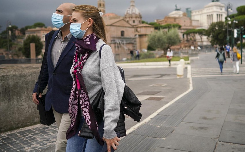 İtaliyada açıq havada maska taxmaq məcburi olub