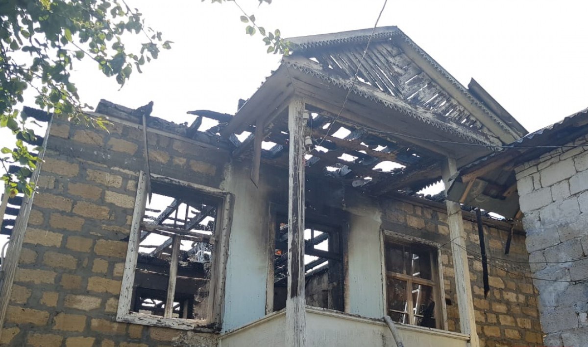 Bakıda ikimərtəbəli evdə yanğın olub, xəsarət alan var