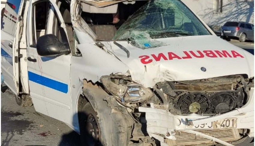 Şəkidə koronavirus xəstəsini aparan təcili yardım maşını qəzaya düşüb, xəsarət alanlar var